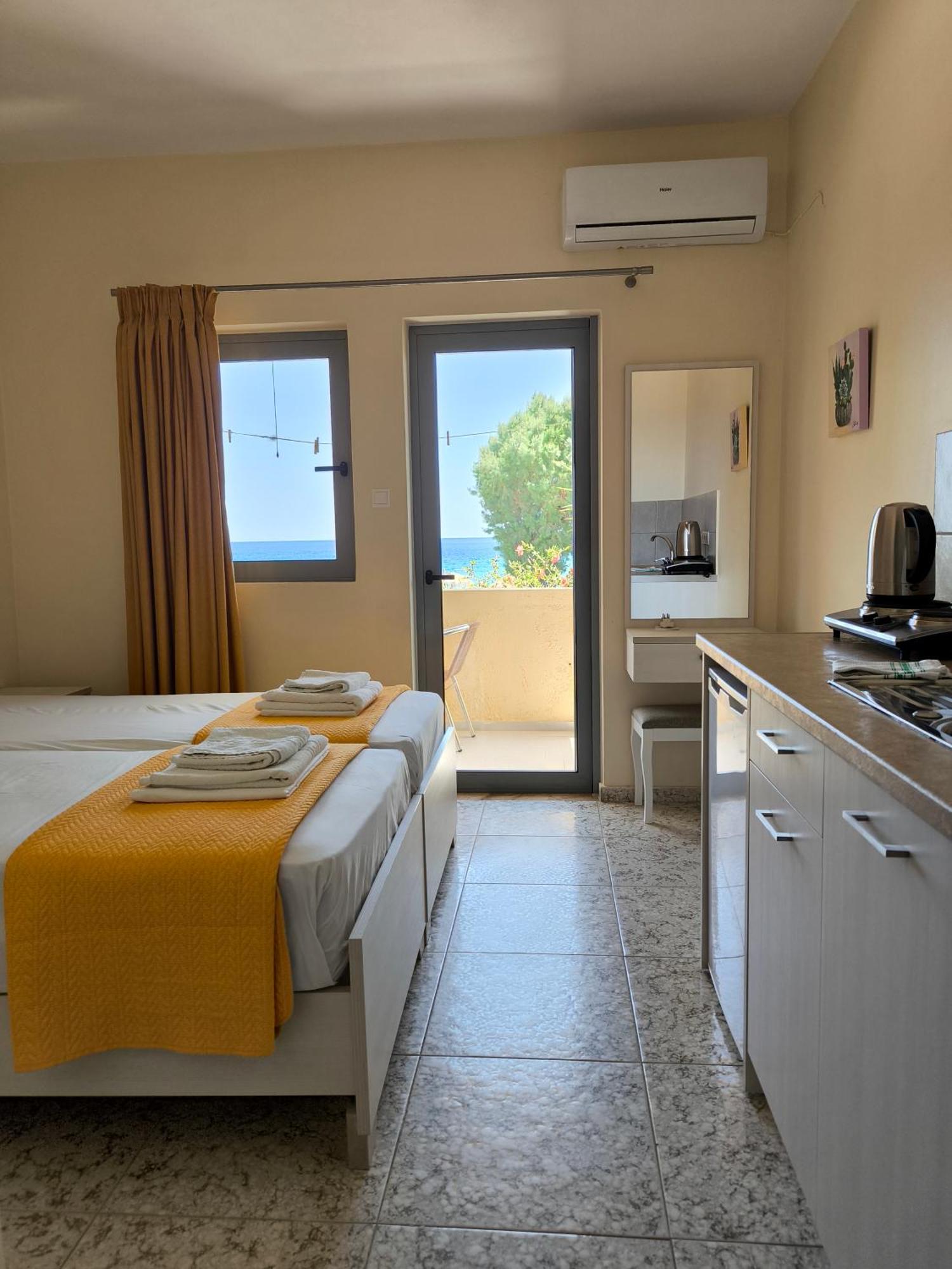 Alexia Rooms Palaiochora Exteriér fotografie