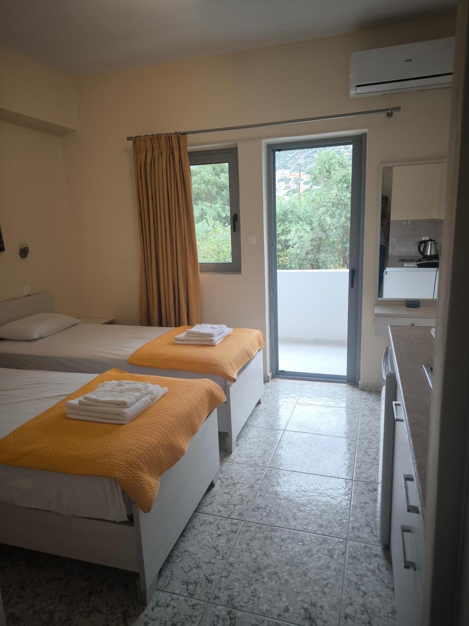 Alexia Rooms Palaiochora Exteriér fotografie